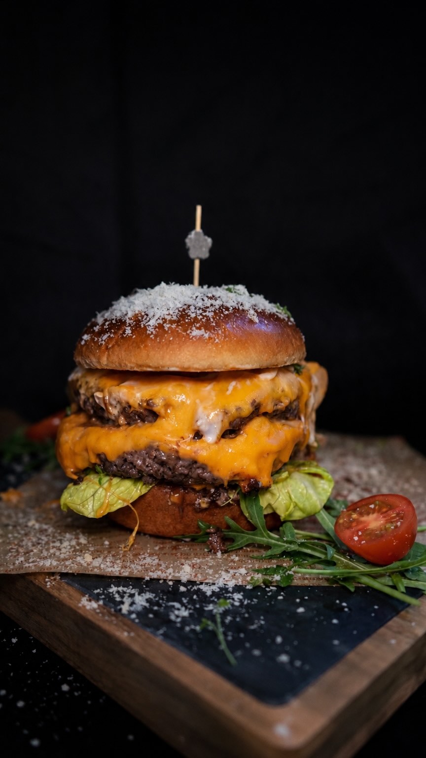 Der Cheese Stack — handgemachter Burger bei Molly's Wien