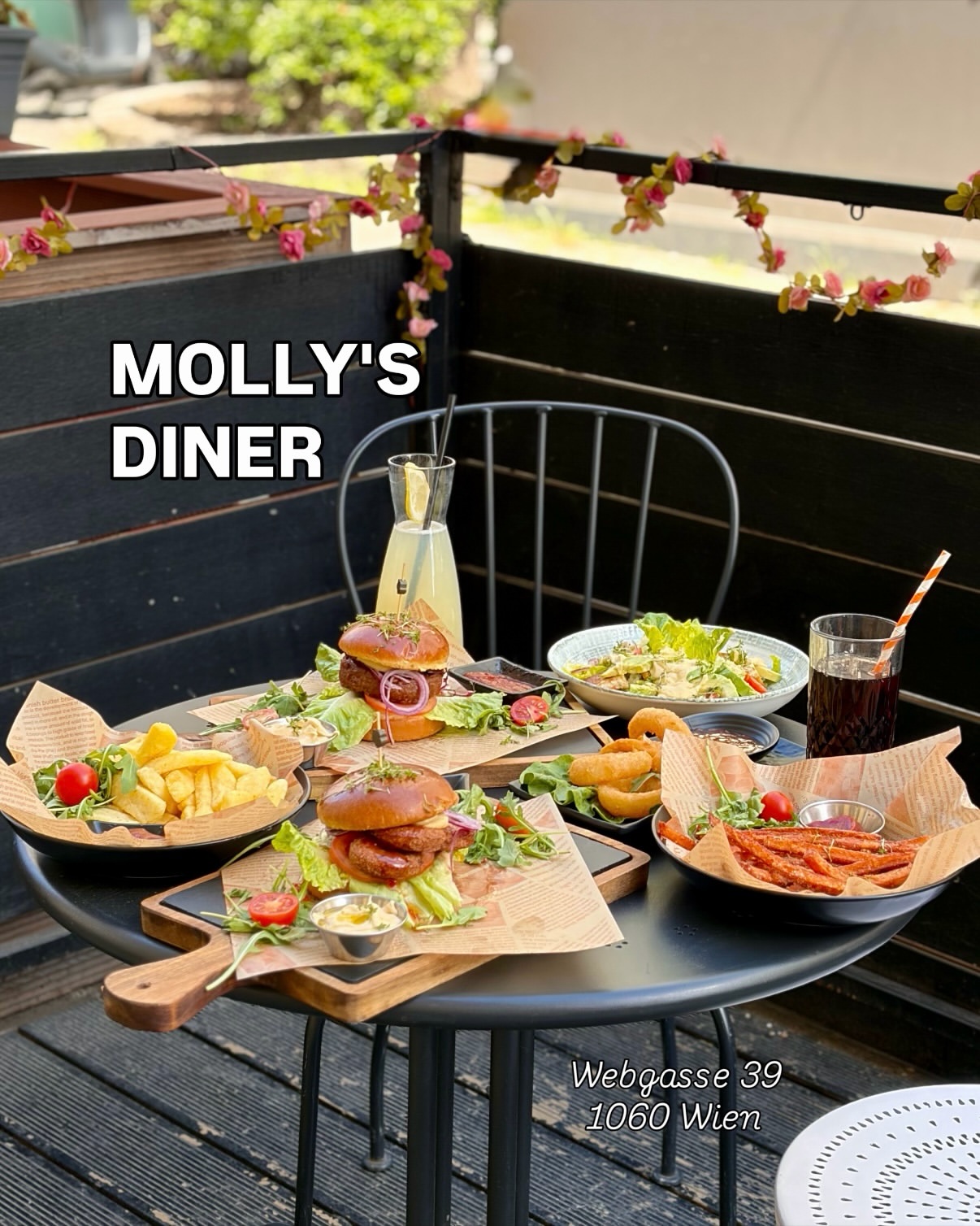 Gedeckter Tisch mit Burgern und Pommes auf der Terrasse