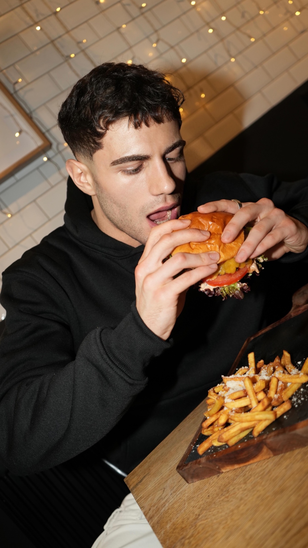 Gast genießt einen Molly's Burger im Lokal in Wien Mariahilf